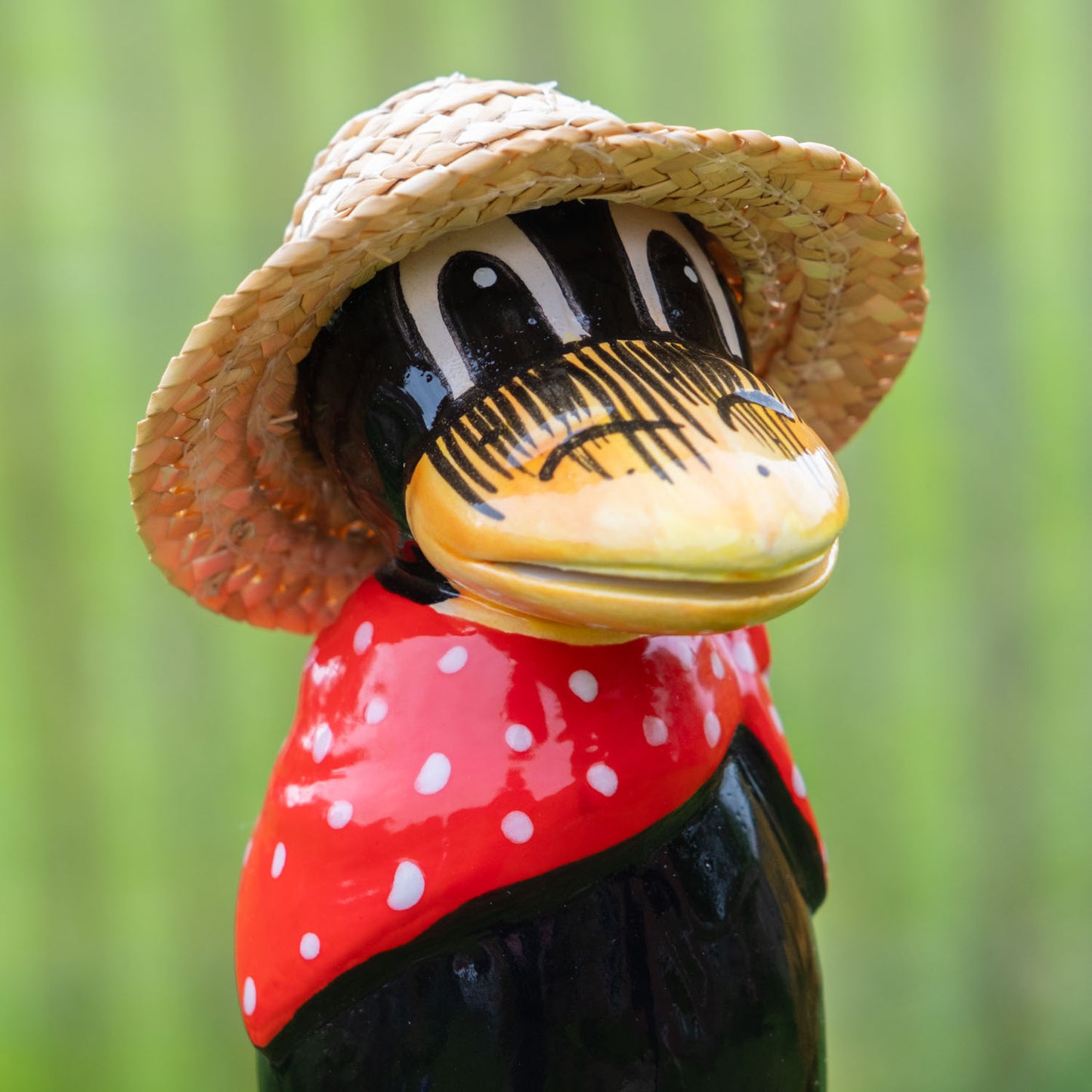 Keramik Rabe klein rotes Halstuch für den Garten / Gartenstecker