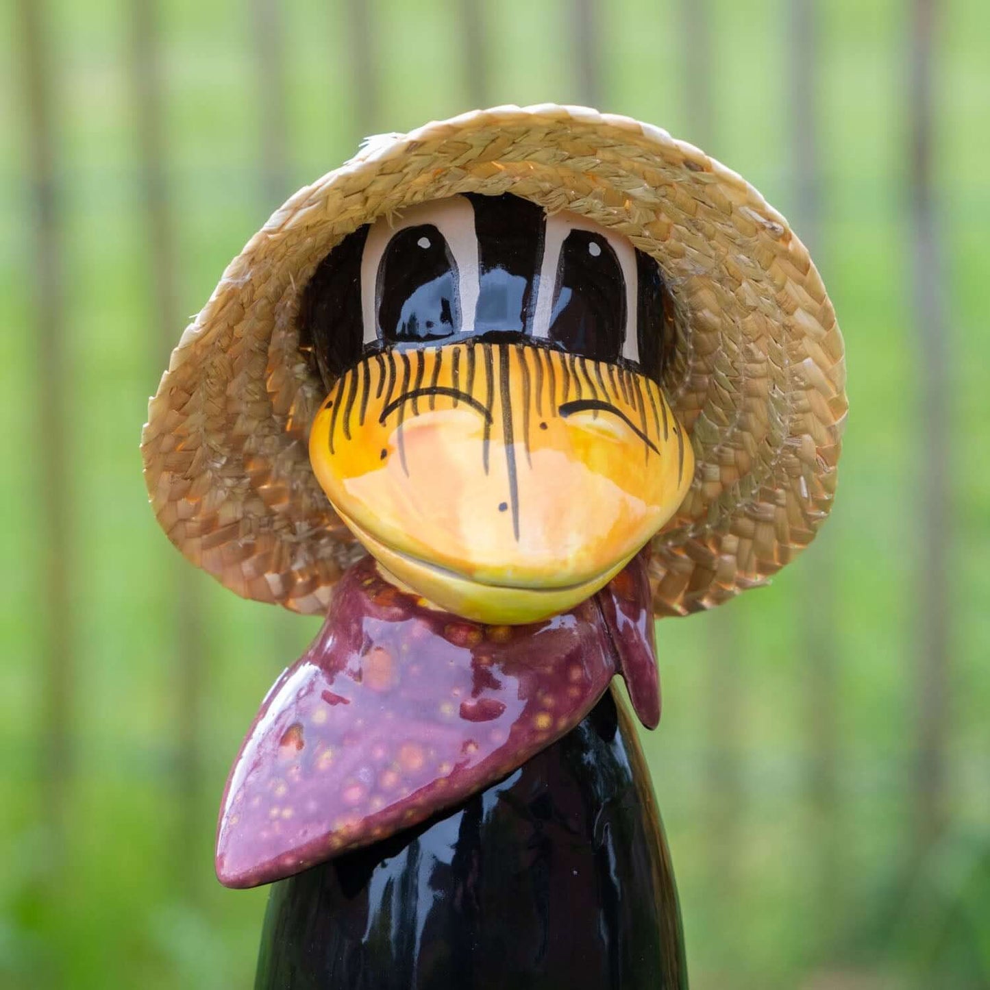 Keramik Rabe für den Garten mit weinrotem Halstuch