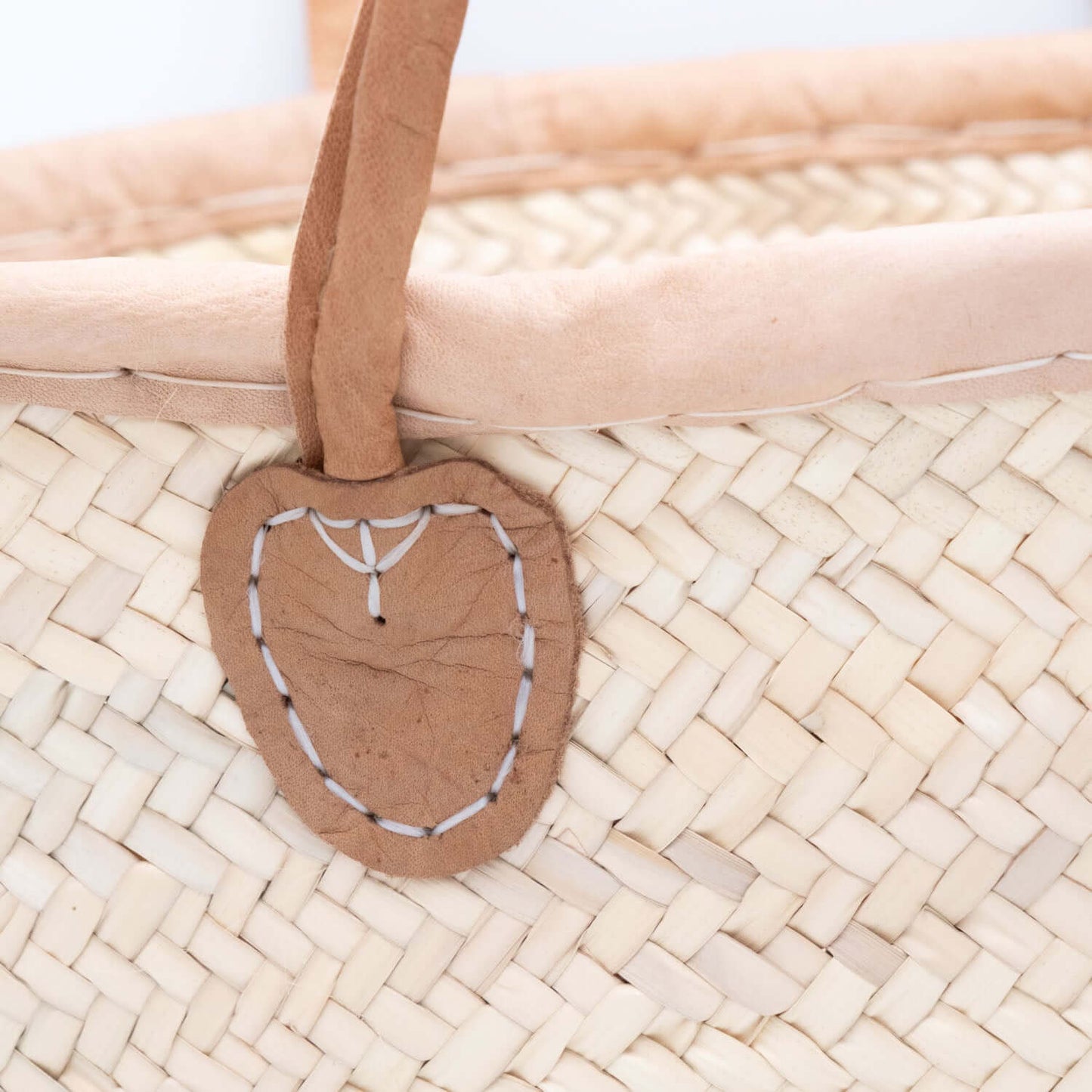 Korb aus Palmblättern mit Griff und Schulterhenkel, Ibizatasche