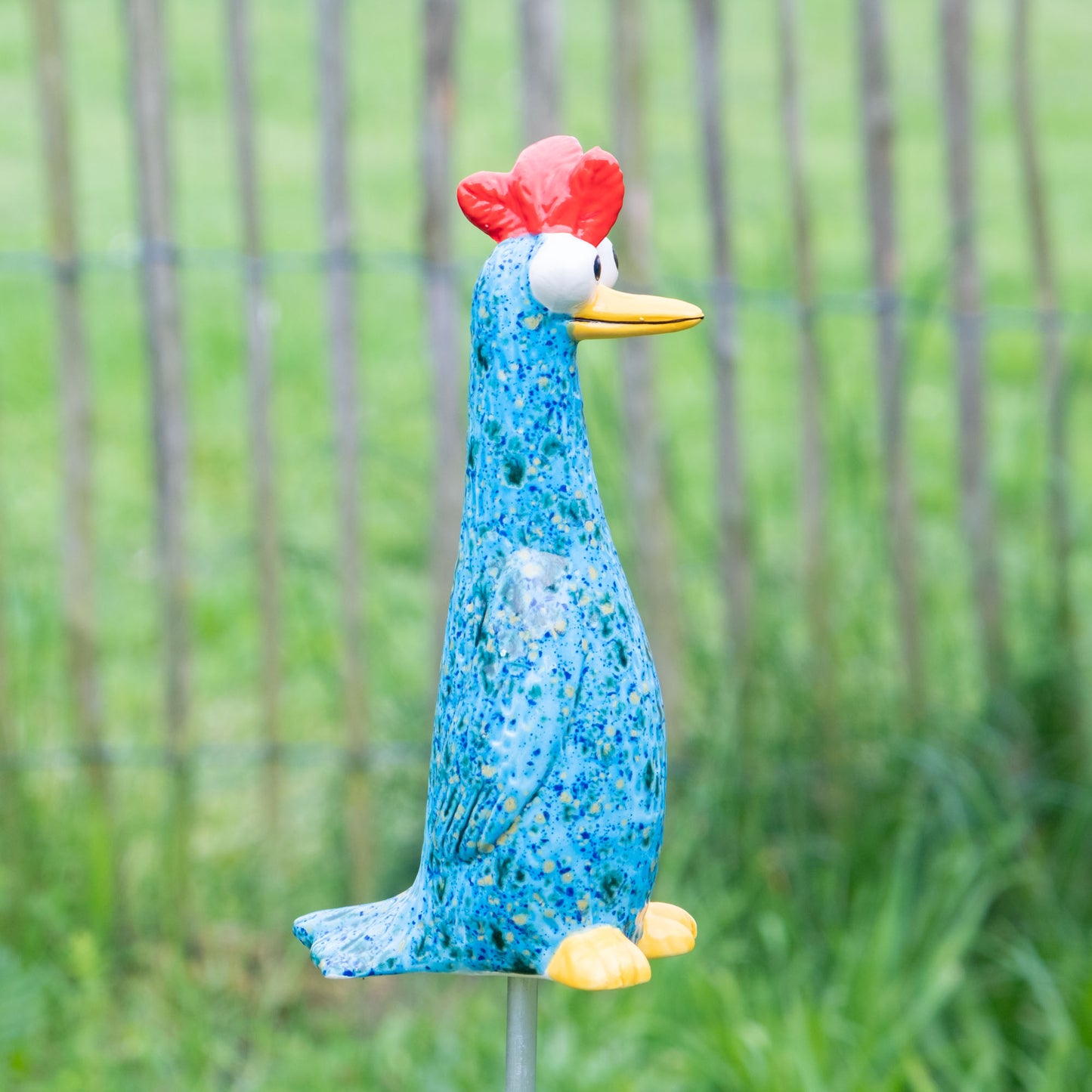 Tangoo Keramik Huhn blau mit grünen Effekten für den Garten, Gartenstecker