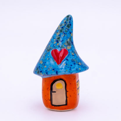 Wichtel Haus Keramik mit Herz Orange-Blau – 10 cm