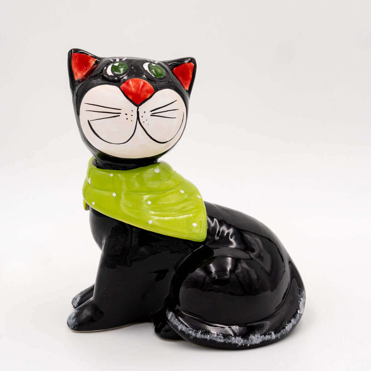 Tangoo Keramik Katze sitzend schwarz mit grünem Tuch