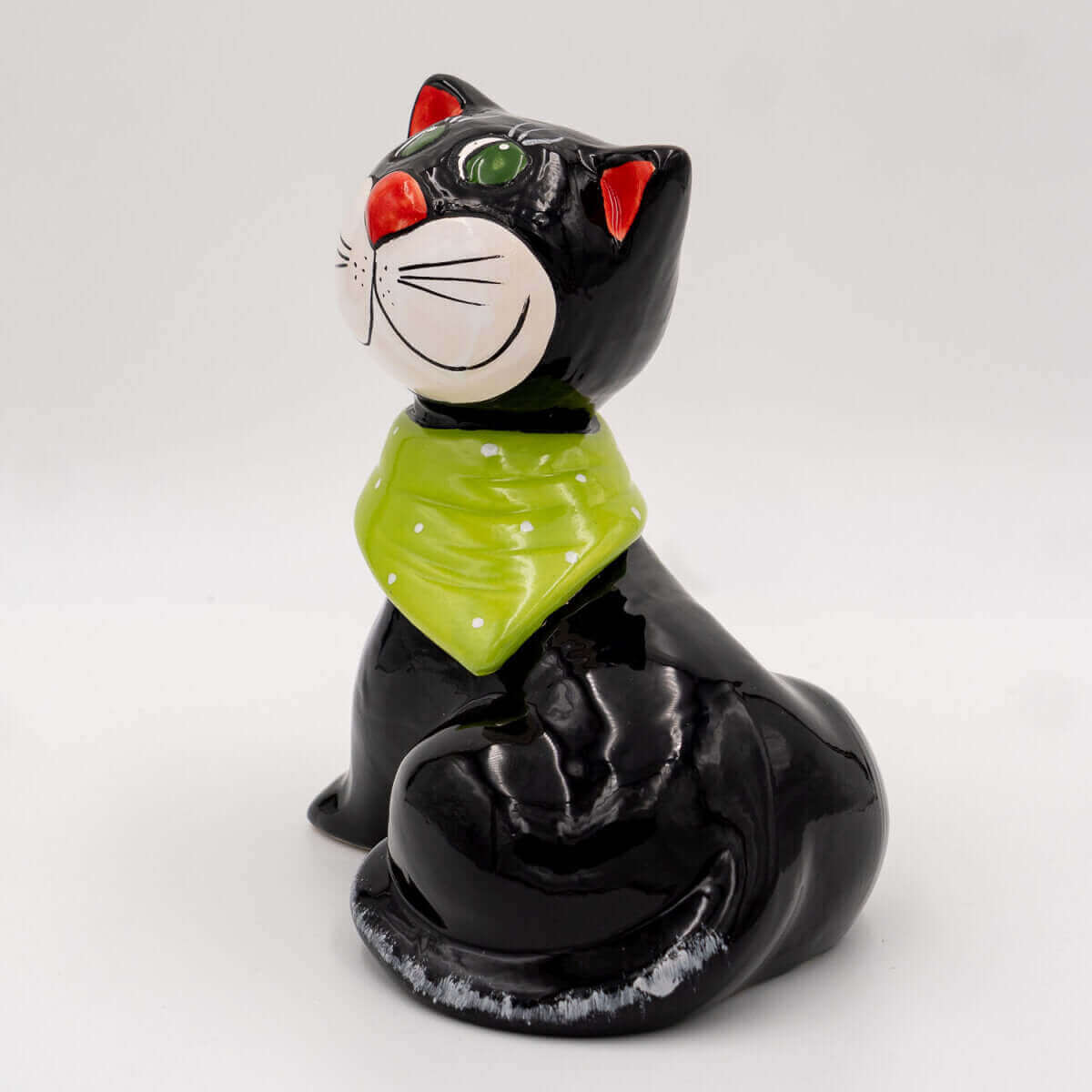Tangoo Keramik Katze sitzend schwarz mit grünem Tuch